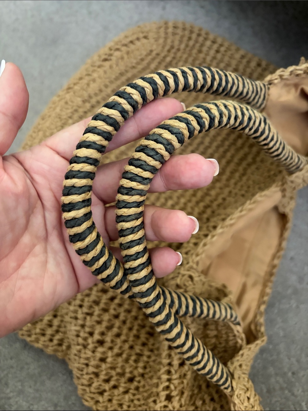 New::: Woven Straw Tote Bag in Tan - Casual Beach & Everyday Carry - Picture 4 of 4